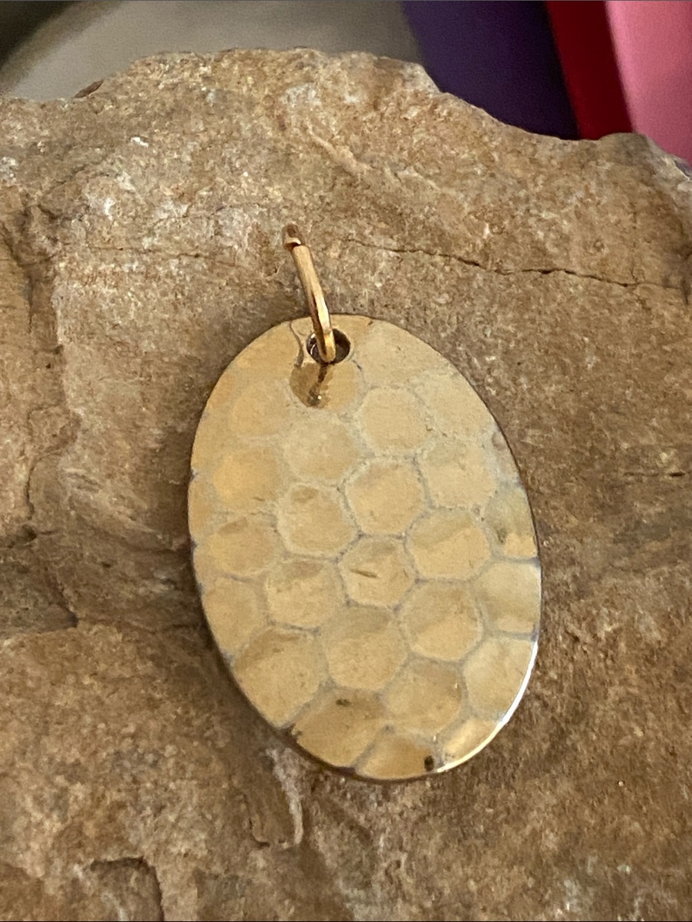 5/$10❤️❤️❤️Vintage 90s Gold Tone Oval Textured Pendant